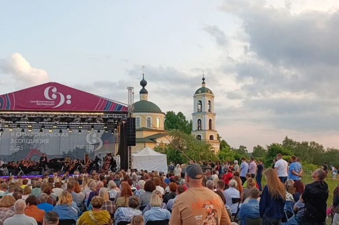 Концерт классической музыки у стен старинного храма